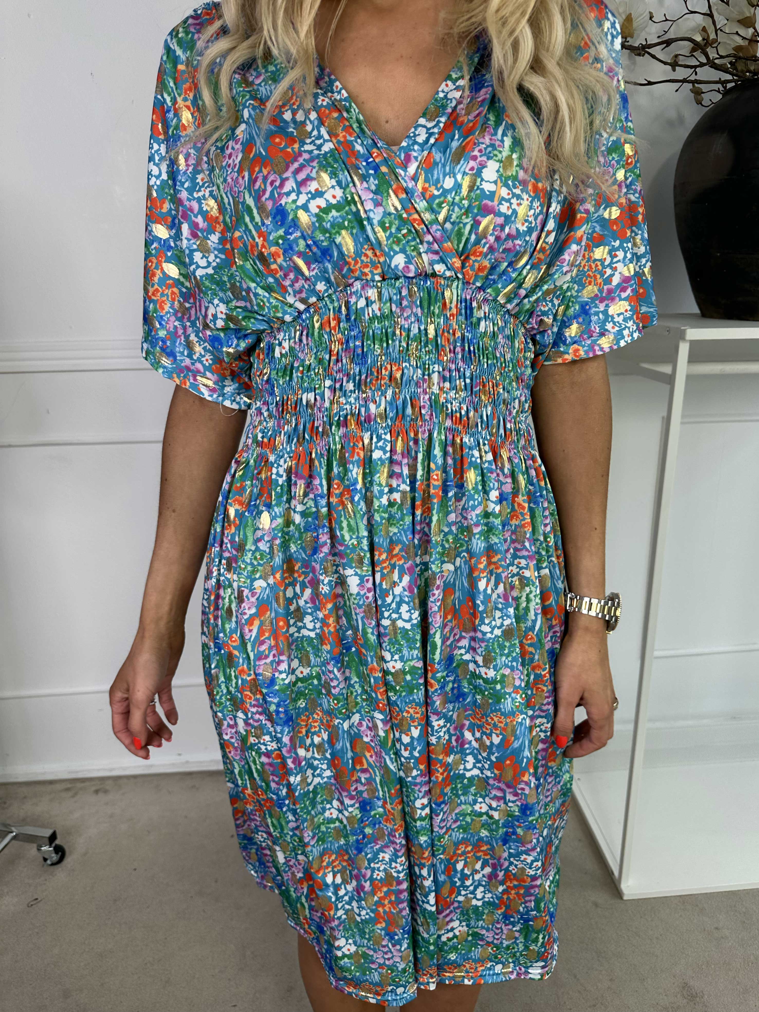 Pams Multi Flower Short - Elastisk klänning i blommigt tryck med gulddetaljer